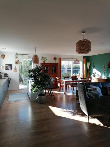 Saint-Yrieix-sur-CharenteにあるAu bonheur du tempsのソファとテーブルのあるリビングルーム