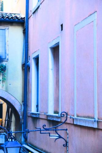 a building with windows on the side of it at H O T E L S A N G A L L O l in Venice