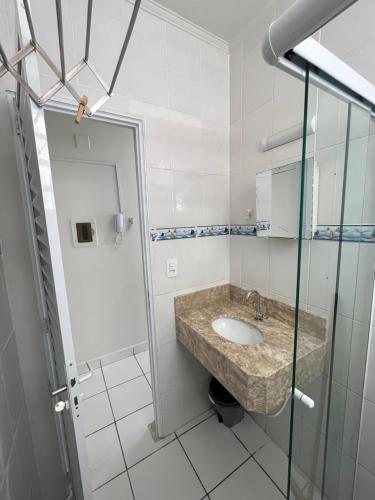 Et badeværelse på Loft 705 Pitangueiras Guarujá