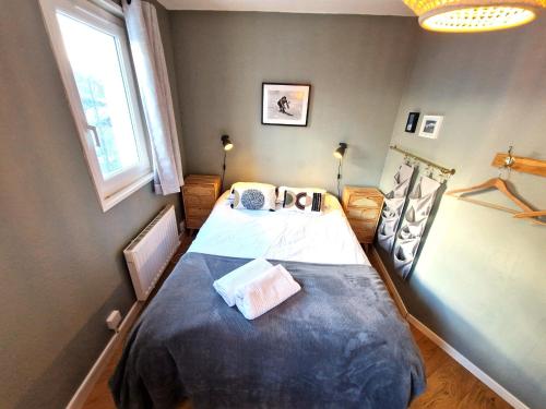 une chambre avec deux lits et une fenêtre dans l'établissement La Riviere - Aiguille du Midi, à Chamonix-Mont-Blanc