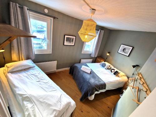 une chambre avec deux lits et une lampe dans l'établissement La Riviere - Aiguille du Midi, à Chamonix-Mont-Blanc