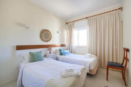 Postel nebo postele na pokoji v ubytování Cosy 2 bedroom ap near the Praia da Rocha