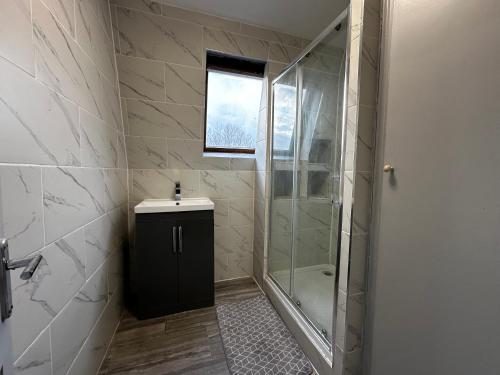 a bathroom with a shower and a sink at MileEnd 4 large master bedroom in London