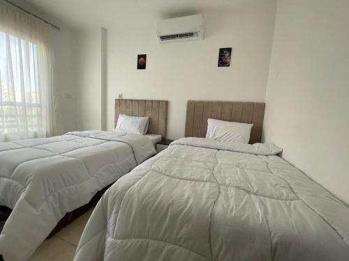 zwei Betten nebeneinander in einem Zimmer in der Unterkunft Family 2 bedrooms B6 group 62 in Madinaty