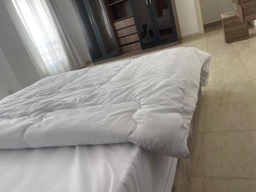ein großes weißes Bett in einem Zimmer in der Unterkunft Family 2 bedrooms B6 group 62 in Madinaty