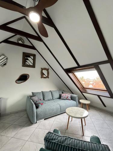 un salon avec un canapé et une table dans l'établissement Logement Cosy avec mezzanine, à Lingolsheim