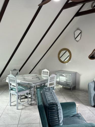 une salle à manger avec une table et des chaises dans l'établissement Logement Cosy avec mezzanine, à Lingolsheim