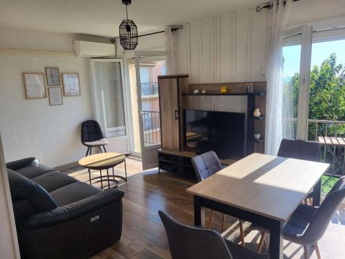 un salon avec une table et une cheminée dans l'établissement Appartement près de la plage, 2 chambres, balcon, parking privé, 5 pers, Saint Pierre la Mer - FR-1-229D-137, à Fleury