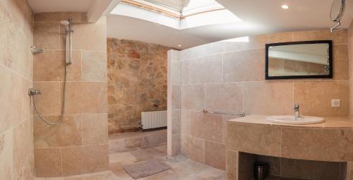 une salle de bain avec un lavabo et une douche dans l'établissement Villa du Saignadou, à Tourtour