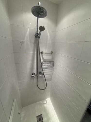 una doccia con soffione in un bagno di Le Pic D'Etretat a Étretat