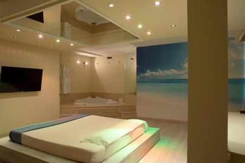 a bedroom with a bed and a painting of the ocean at Motel Soignè in Mapello