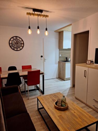 モダーヌにあるbesoin de liberté, vous êtes au bon endroitのテーブルとキッチンのあるリビングルーム