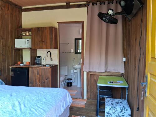 Η κουζίνα ή μικρή κουζίνα στο Recanto Cabanas amarela
