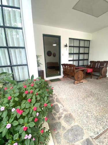 a living room with flowers and a table and chairs at The Gallery House in Ulot
