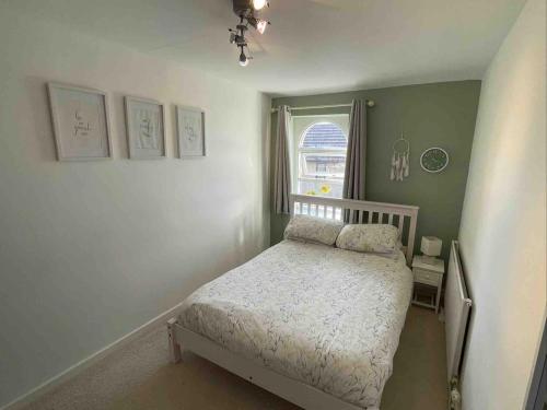 una piccola camera da letto con un letto e una finestra di Cottage Apartment Near Lancaster University a Galgate