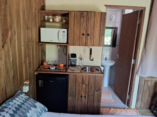 Η κουζίνα ή μικρή κουζίνα στο Recanto Cabanas amarela