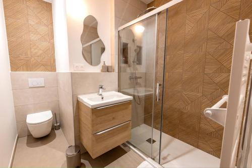 une salle de bain avec toilettes, lavabo et douche dans l'établissement Charme et Modernité au coeur d'Aix & Cours Mirabeau, à Aix-en-Provence