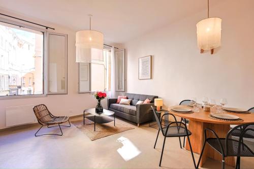 un salon avec un canapé, une table et des chaises dans l'établissement Charme et Modernité au coeur d'Aix & Cours Mirabeau, à Aix-en-Provence