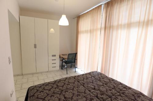 ブリュールにあるCity-Wohnung 2のベッドとテーブルと椅子のある寝室