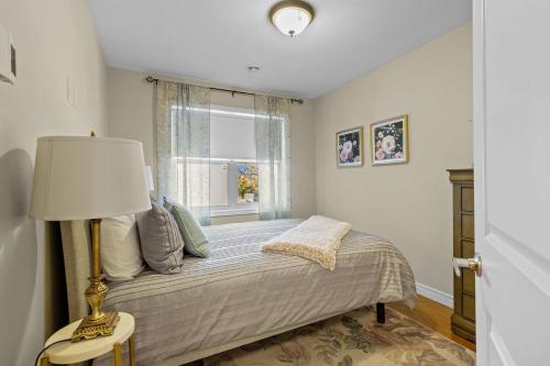 Voodi või voodid majutusasutuse Freshwater Joys Jellybean 3br Gem In St John's toas