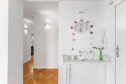 corridoio bianco con tavolo e orologio di LovelyLoft Mercado ad Alicante