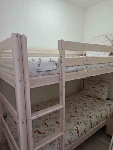 モダーヌにあるbesoin de liberté, vous êtes au bon endroitの木製二段ベッド2組(1室)