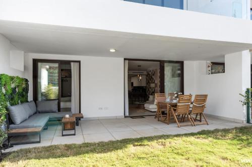 ViVi Homes - Aurelia Garden, Gym & Sea View
