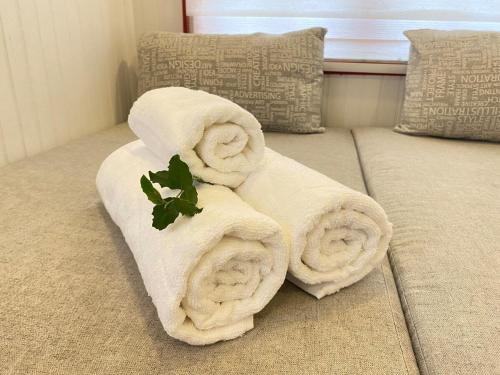 a bed with two rolled towels on it at Tiny house en Chicureo in San Luis