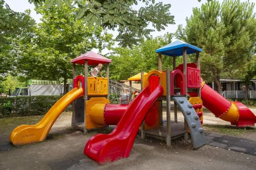 Zona de juegos infantil en Hotel La Diga Altomincio