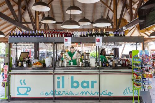 El lounge o bar de Hotel La Diga Altomincio