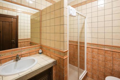 a bathroom with a sink and a mirror at 09 Terracos de Benagil - Casa do Pato in Benagil
