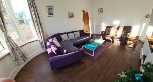 ペイントンにあるPreston Beach Houseの紫色の家具が備わるリビングルームのオーバーヘッドビュー