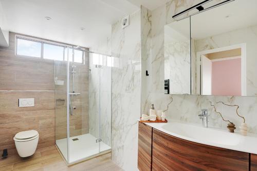 une salle de bain avec une douche, un lavabo et des toilettes dans l'établissement Prestige Avenue Kléber, à Paris
