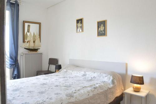 une chambre avec un lit et deux tableaux au mur dans l'établissement Appt 2 pièces cabine 6 couchages CAP D'AGDE CT100-010, au Cap d'Agde