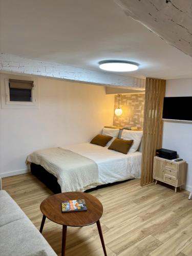 une chambre d'hôtel avec un lit et une table dans l'établissement Magnifique studio centre d'Aix & Cours Mirabeau, à Aix-en-Provence