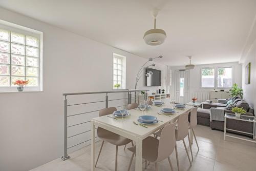 une salle à manger et un salon avec une table et des chaises dans l'établissement Maison calme à 20 minutes de Paris, à Vitry-sur-Seine