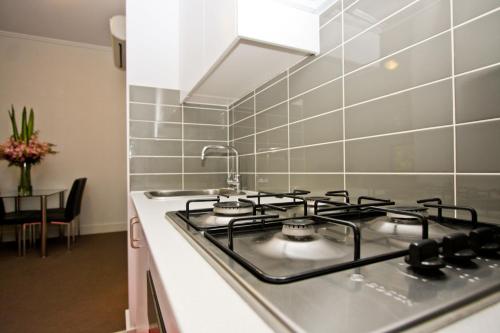 Η κουζίνα ή μικρή κουζίνα στο The Star Apartments