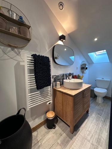 une salle de bain avec un lavabo et des toilettes dans l'établissement Les nuits d'été Niolon, à Le Rove