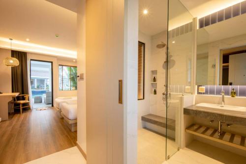 ห้องน้ำของ Lalynn Resort & Villas, Phuket