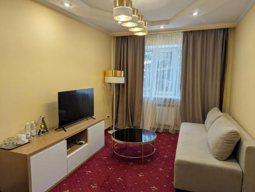 TV a/nebo společenská místnost v ubytování Hotel Ternopil