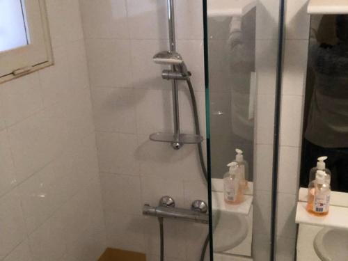 une douche avec une porte vitrée dans une salle de bain dans l'établissement Charmant T2 avec terrasse, clim et garage à Bormes-les-Mimosas, 2 piscines, proche plage et calme - FR-1-251-542, à Bormes-les-Mimosas