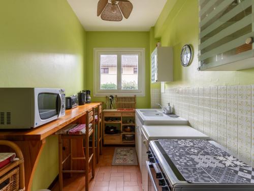 une cuisine verte avec deux lavabos et un four micro-ondes dans l'établissement T3 à Mimizan Plage, 250m de l'océan, parking privé, pour 6 pers. - FR-1-50-111, à Mimizan