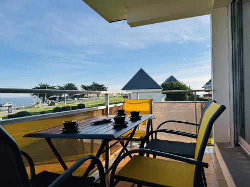 une table et des chaises sur un balcon avec vue dans l'établissement Spacieux 2 pièces vue mer, parking, wifi, à Quiberon