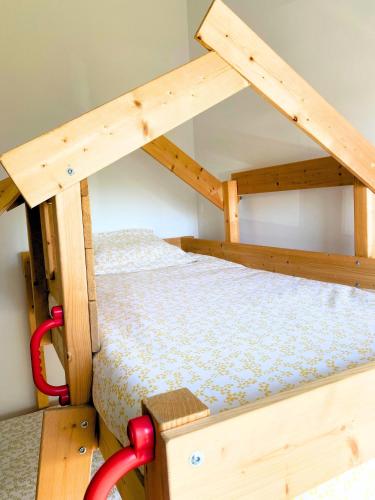 une chambre avec deux lits superposés dans une pièce dans l'établissement Maison au calme à 2,4km de la mer, kids friendly, à Jullouville