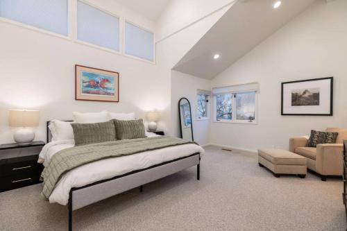 une chambre avec un grand lit et une chaise dans l'établissement Base of Big Cottonwood-Hot tub, 20 mins to Resorts, à Cottonwood Heights