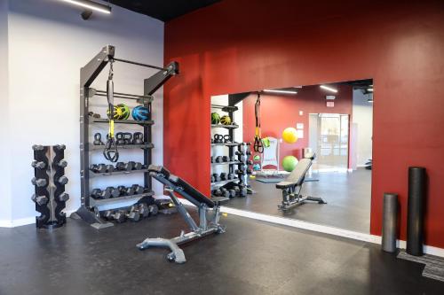 un gimnasio con pesas en Luxury Apartment with Gym, Steps From Commuter Rail #2009, en Reading