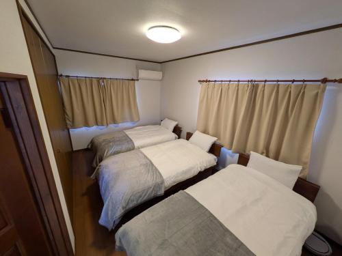 Postel nebo postele na pokoji v ubytování Villa Tojinbo ヴィラ東尋坊 1棟貸切10人 東尋坊5分 芝政15分 恐竜博物館55分 かに