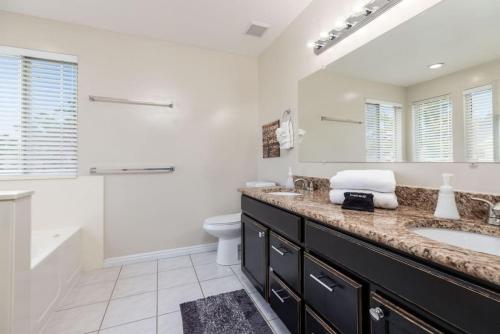 Un baño con lavabo, bañera e inodoro. en Clover Spring Wasatch Refuge, en Cottonwood Heights