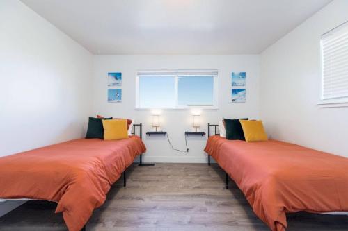 En eller flere senge i et værelse på Prvt Hot Tub Close to Resorts