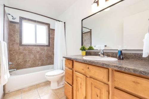 Et badeværelse på Prvt Hot Tub Close to Resorts